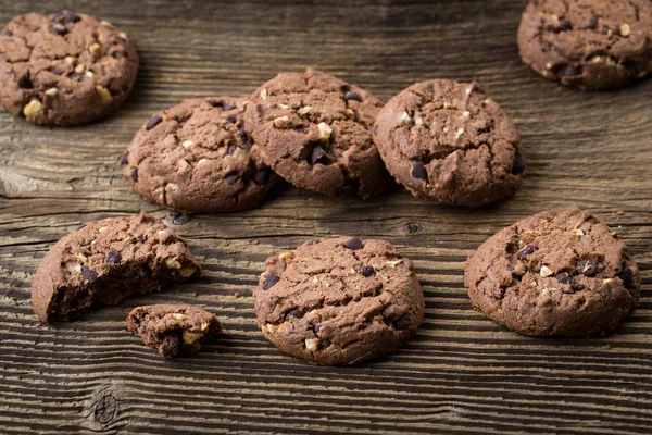 Çikolata kurabiye ahşap masa üzerinde. Çikolatalı kurabiye. 