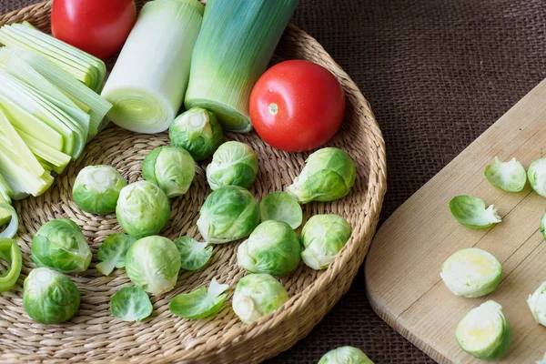 Brotes de Bruselas (Brassica oleracea) tomate, puerro en una cesta — Foto de Stock