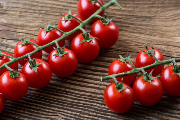 Verse cherry tomaten op een bruine achtergrond. — Stockfoto