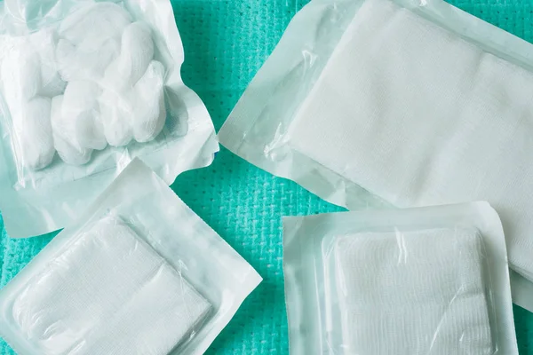 Белая медицинская марля в стерильной упаковке — стоковое фото