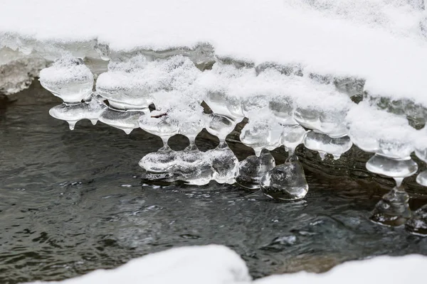 Pequeña cascada con hielo y helados —  Fotos de Stock