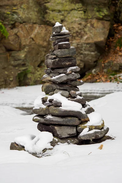 Piedras en las nieves cubiertas del río invernal. Paisaje invierno . —  Fotos de Stock