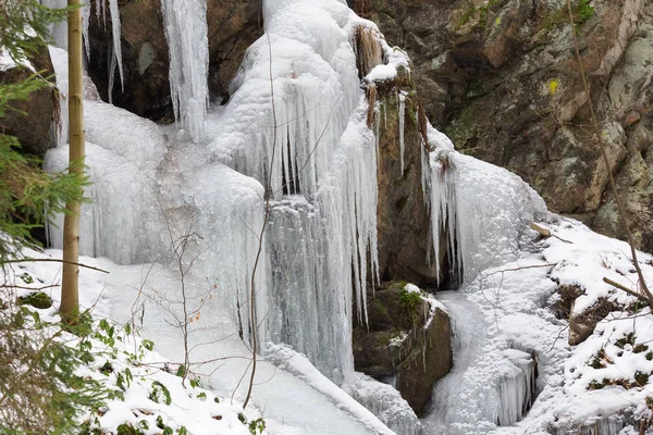 Una cascada con hielo y carámbanos. Impresionante paisaje de invierno . —  Fotos de Stock