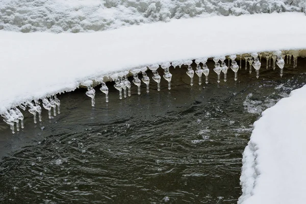 Río libre de hielo en invierno nevado frío —  Fotos de Stock