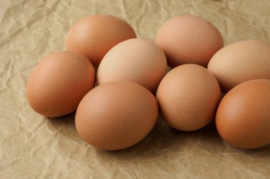 Taze yumurta kahverengi ambalaj kağıt üzerinde. Diyet ürünleri. 