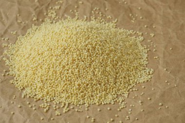 Buruşuk kağıt arka plan üzerine dökerek darı 