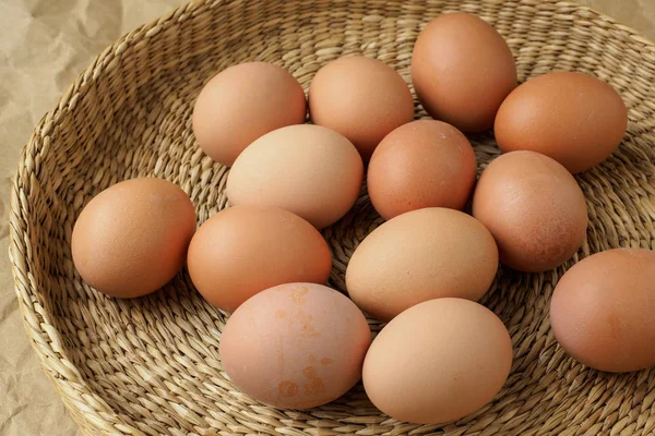 Brown eggs in the basket. Dietary products. Organic fresh eggs. — Stock Photo, Image