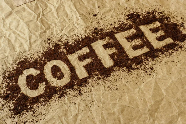 Kahve kelime üstünde-e doğru toz kahve yazılı — Stok fotoğraf