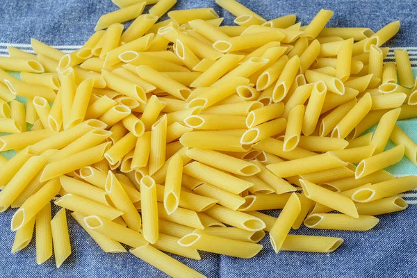 Nyers tojás tészta. Szárított olasz penne tészta — Stock Fotó