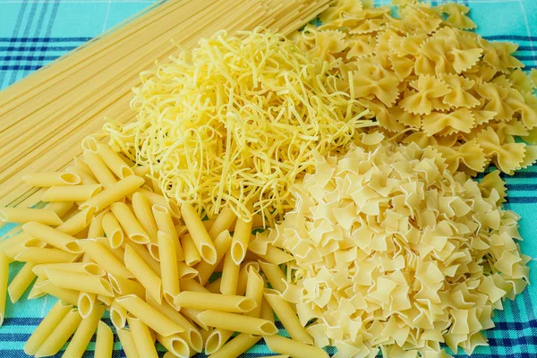 Verscheidenheid van soorten en vormen van Italiaanse pasta. — Stockfoto