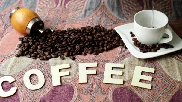 テーブルの上のカラフルな布で挽いたコーヒー ローストのコーヒー豆とカップに水を沸騰注ぐ コーヒー — ストック動画