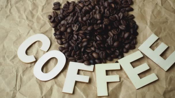 Gebrande Koffiebonen Bruin Inpakpapier Koffie Inscriptie — Stockvideo