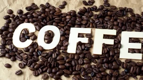 Gebrande Koffiebonen Bruin Inpakpapier Het Woord Koffie — Stockvideo