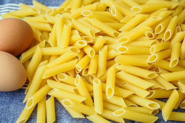 Nyers tojás tészta. Szárított olasz penne tészta — Stock Fotó