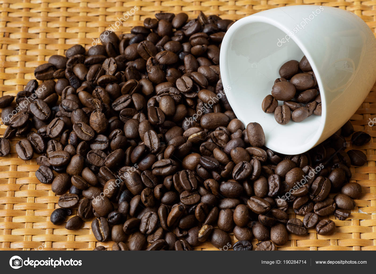 Granos de café y taza de granos de café tostados y negros