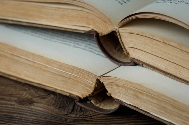 Ahşap arka plan üzerinde eski tarihsel kitaplar