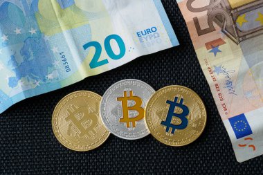 Euro para birimi arka plan Bitcoins yakın çekim. 