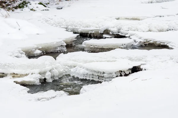 Pequeña cascada con hielo y helados —  Fotos de Stock