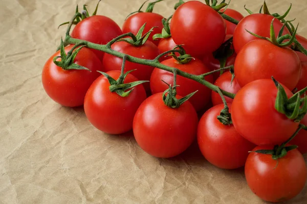 Świeże pomidory cherry na tle zmięty papier — Zdjęcie stockowe