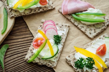 Taze sebze ile sağlıklı sandviç. Kahvaltı tost