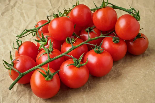 Tomates cherry frescos sobre fondo de papel arrugado — Foto de Stock