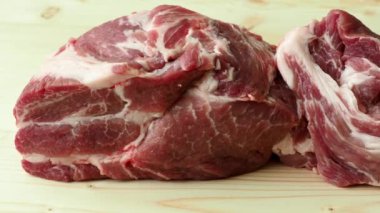 Ahşap masa üzerinde taze domuz eti boyun