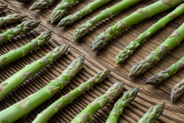 生の庭のアスパラガスを茎します。新鮮な緑の春野菜 — ストック写真