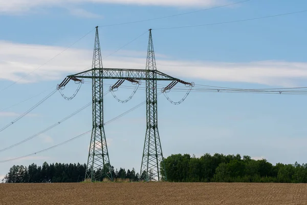 Hoogspanning elektrische leidingen met blauwe lucht — Stockfoto