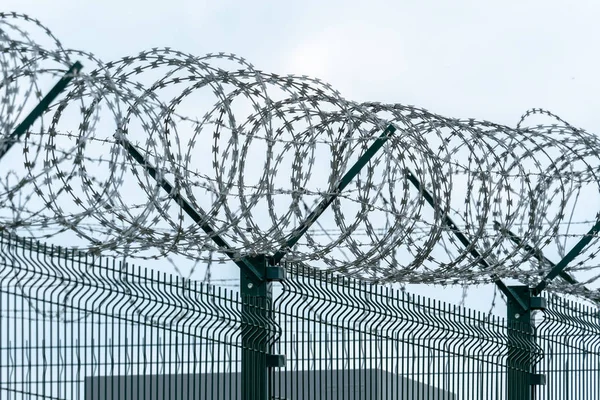 Valla de seguridad con alambre de púas. Valla con alambre de púas . — Foto de Stock