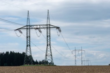 Yüksek gerilim enerji hatları mavi gökyüzü ile