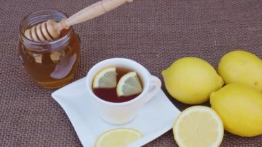 Bir fincan bal ve limonlu çay. Sonbahar-kış sezonu için baharatlı tıbbi çay.