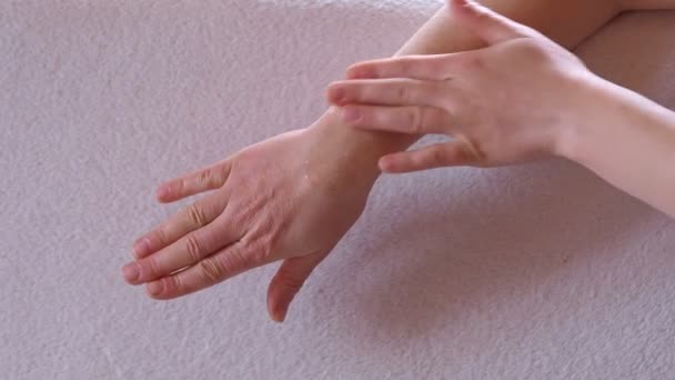 Close Das Mãos Mulher Testando Gel Resfriamento Seu Pulso Aplicando — Vídeo de Stock