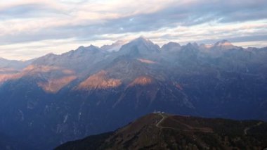 Brenta 'daki ünlü Dolomitlerin panoramik manzarası. Trentino, İtalya
