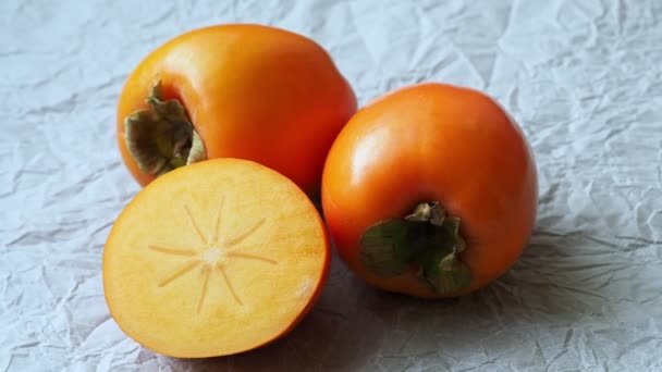 Hele Halve Verse Rijpe Persimmons Kaki Fruit Japanse Persimmon Diospyros — Stockvideo