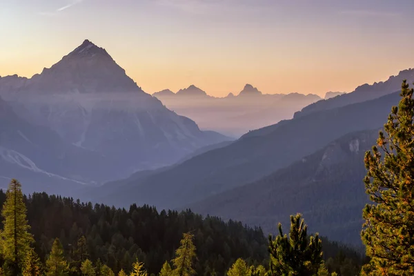 Zonsopgang over bergtoppen en de Tofane Groep in de Dolomieten — Stockfoto