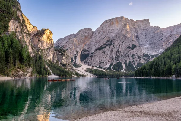 Peaceful alpine lake Braies in Dolomites mountains. — Stock Photo, Image