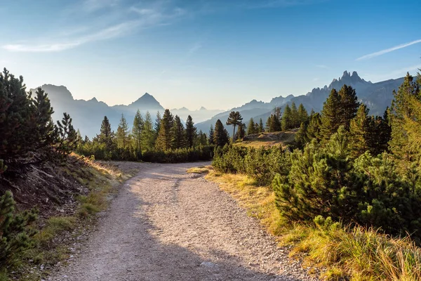 Wide trail in the Dolomites. Hiking trip — Stock Photo, Image