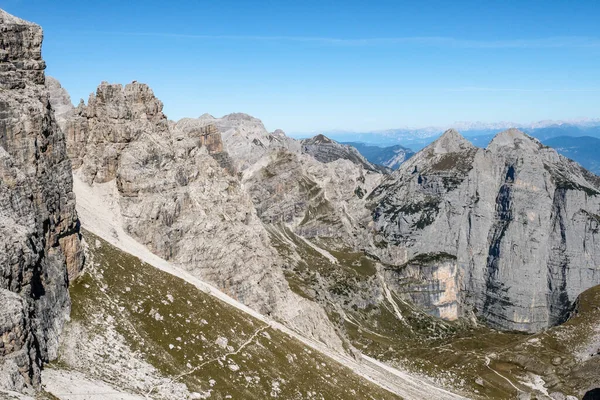 Widok na słynne szczyty Dolomitów w lecie — Zdjęcie stockowe