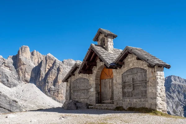 Een kerkje in de Dolomieten. Italië. — Stockfoto