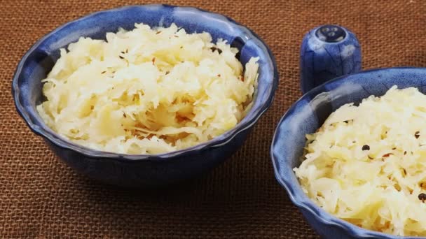 Sauerkraut in a blue bowl. Fresh healthy sauerkraut. — Stock Footage Sauerkraut Blue Bowl Fresh Healthy Sauerkraut Video Clip