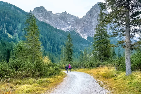 Túrázás, Dolomitok táj. — Stock Fotó