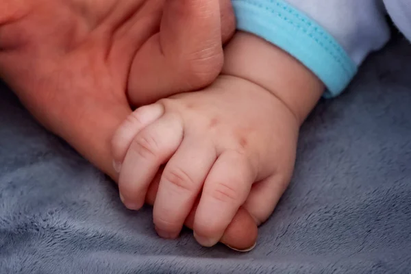 Mano de bebé sosteniendo el dedo de madre —  Fotos de Stock