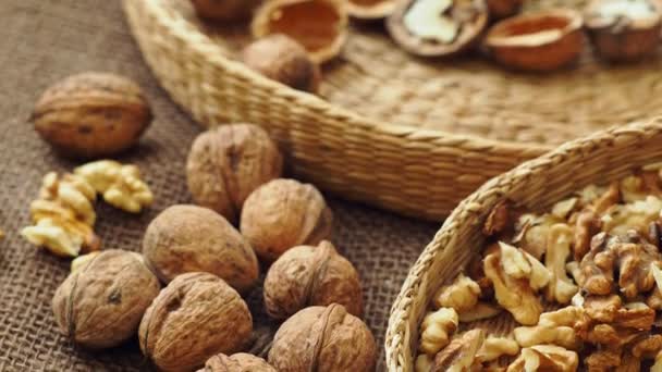 Nueces Sobre Arpillera Natural Rústica Nueces Canasta Mimbre Fondo Nuez — Vídeo de stock