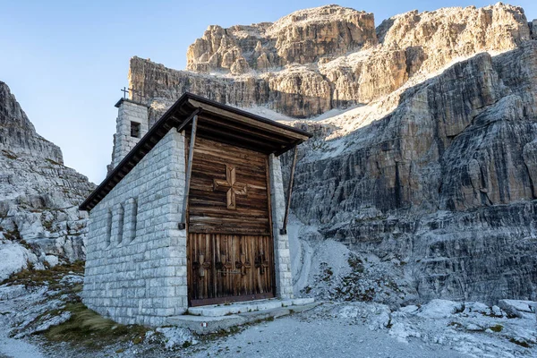 Uma pequena igreja nas Dolomitas. Itália. — Fotografia de Stock