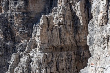 Doğum Via Ferrata nefes kesici manzara içinde erkek dağcı