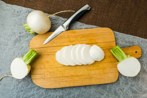 Rábano daikon en rodajas . — Foto de Stock