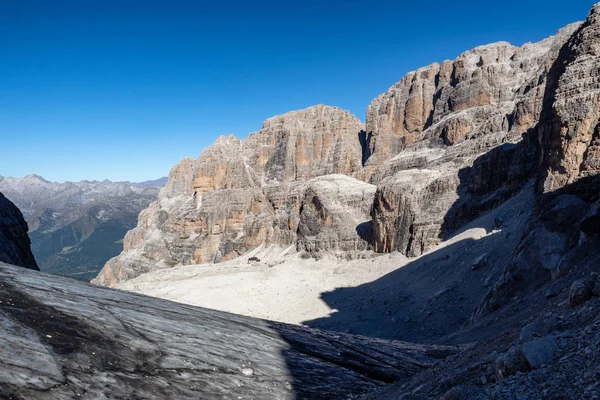 山の峰ブレンタドロマイトの眺め。トレンティーノ、イタリア — ストック写真