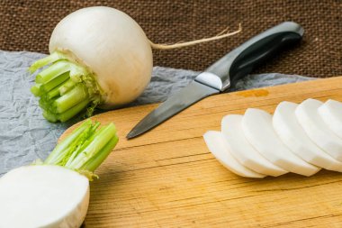 Dilimlenmiş daikon turp.
