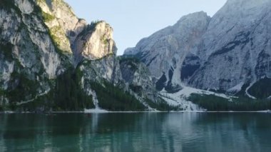 Dolomitler 'deki Braies Gölü' nde huzur dolu bir dağ. Lago di Braies, İtalya, Avrupa. İtalyan Alpleri 'nin sahne görüntüsü.