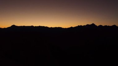 Karanlık siluet Dağları'nın ve günbatımı. Dağ doruklarına Dolomites. Brenta, İtalya
